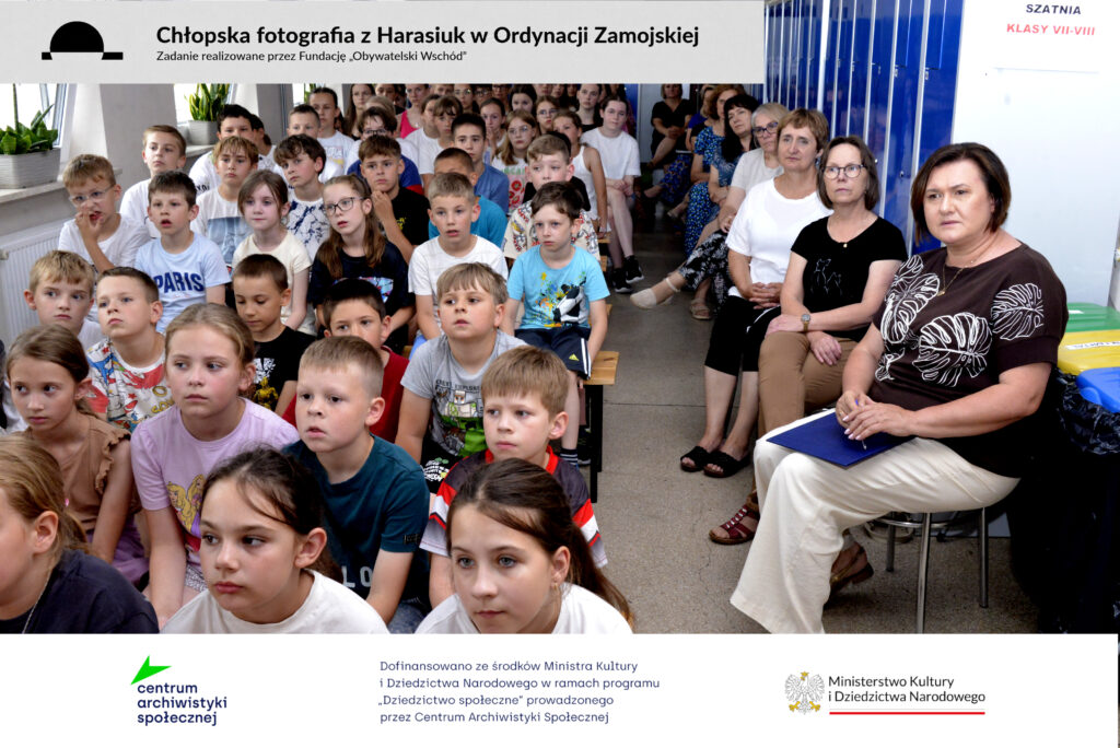 Połeć, Derylak, Paszko, łazorska kawalerka… Mimo upływu lat udaje się rozpoznać kolejne osoby na&nbsp;fotografiach sprzed 100 lat z&nbsp;Harasiuk. Odwiedziliśmy szkołę i&nbsp;mieszkańców